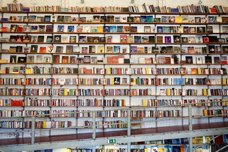 Apesar das tentativas do mercado, ao considerar o período desde o início da Pesquisa, em 2006, o preço médio do livro é 36% menor em termos reais | © Samara Heisz / Shutterstock Apesar das tentativas do mercado, ao considerar o período desde o início da Pesquisa, em 2006, o preço médio do livro é 36% menor em termos reais | © Samara Heisz / Shutterstock
